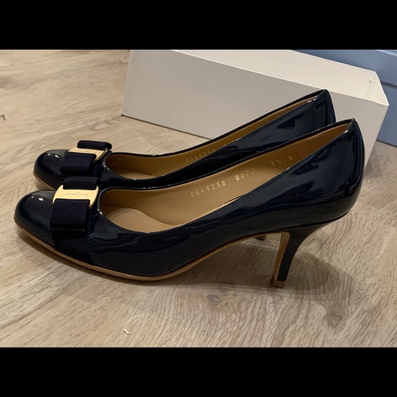 salvatore ferragamo Mid-Heel Pump - Picture 4 of 7